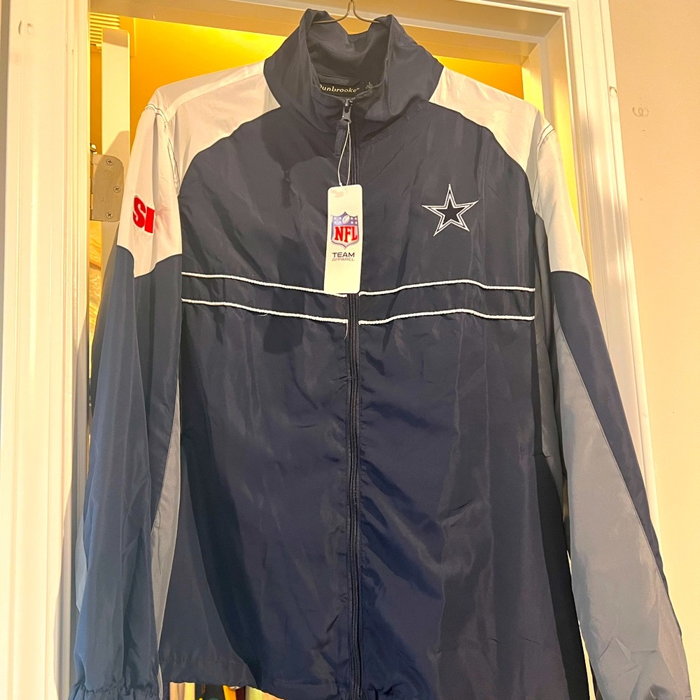 NWT!! Dallas Cowboys ⭐️ Windbreaker. Has Sports Illustrated (SI) on Sleeve.